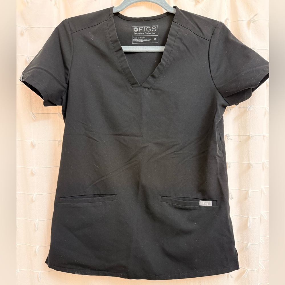 FIGS XS Casma Three Pocket Scrub Top in Black
